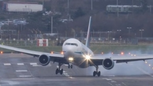 Nur ein Flugzeug bei der Landung | WTF | Was is hier eigentlich los? Nur ein Flugzeug bei der Landung | WTF | Was is hier eigentlich los?