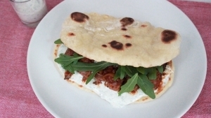 Line backt: Naan-Brot mit mariniertem Rumpsteak und Petersilien-Limetten-Creme | Line backt | Was is hier eigentlich los?