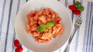 Line kocht: Rigatoni mit Lachs und Peperoni-Frischkäse-Soße | Line kocht | Was is hier eigentlich los? Line kocht: Rigatoni mit Lachs und Peperoni-Frischkäse-Soße | Line kocht | Was is hier eigentlich los?