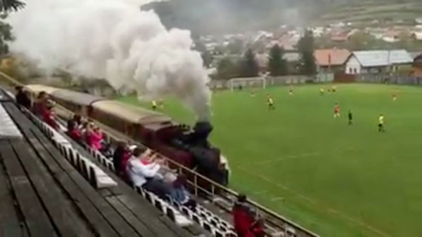 ein-zug-mitten-im-stadion