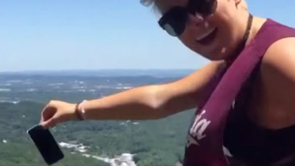 Neuer Bl&ouml;dsinns-Trend: Extreme Phone Pinching | WTF | Was is hier eigentlich los?