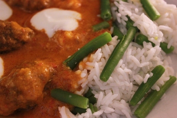 Line-kocht_Hackroellchen-mit-Curry-und-Gemuesereis - 01