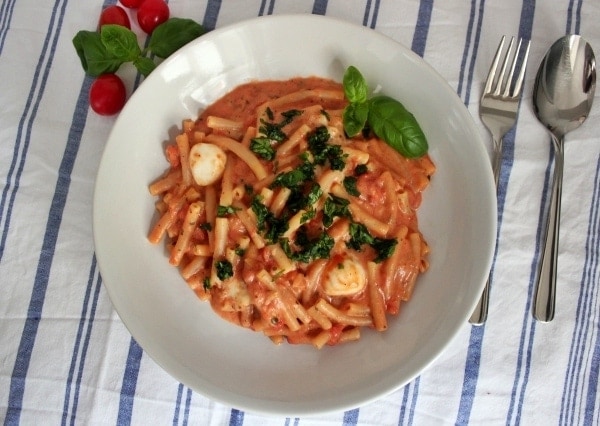 Line-kocht_One-Pot-Pasta-mit-Tomate-Mozzarella-Sosse - 01