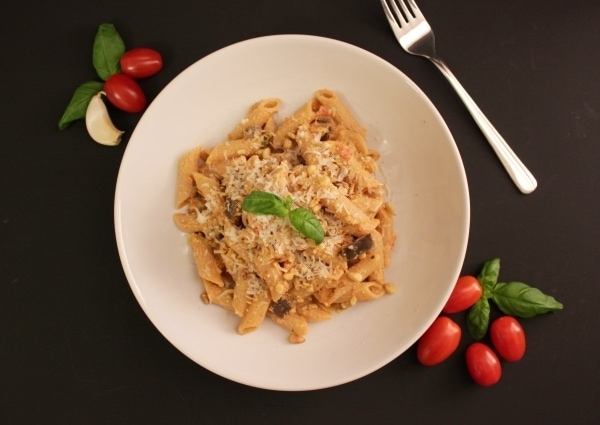 Line-kocht_Vollkornpenne-mit-Auberginen-Ricotta-Tomatensosse - 01