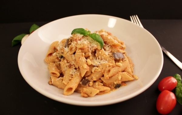 Line-kocht_Vollkornpenne-mit-Auberginen-Ricotta-Tomatensosse - 02
