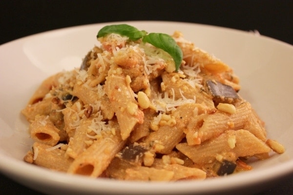 Line-kocht_Vollkornpenne-mit-Auberginen-Ricotta-Tomatensosse - 03