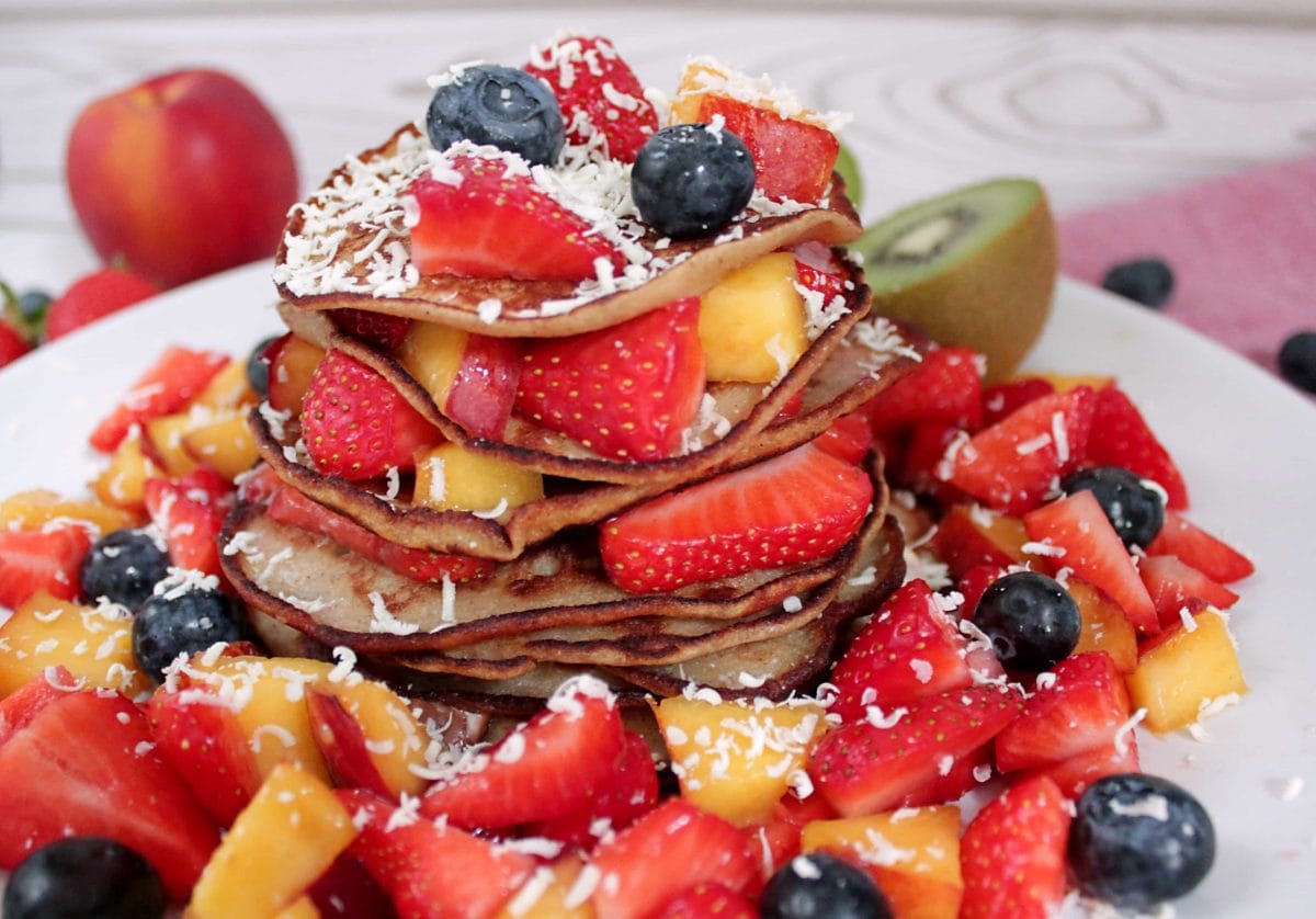 Crêpes mit Beeren und Zitronen-Minz-Mascarpone-Sahne | Was is hier ...