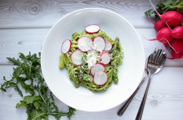 Line-kocht_Pasta-mit-Rucola-Spinat-Pesto-gruenem-Spargel-und-Radieschen - 01