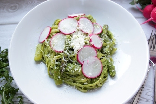 Line-kocht_Pasta-mit-Rucola-Spinat-Pesto-gruenem-Spargel-und-Radieschen - 02