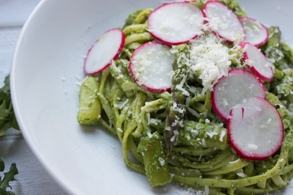 Line-kocht_Pasta-mit-Rucola-Spinat-Pesto-gruenem-Spargel-und-Radieschen - 03