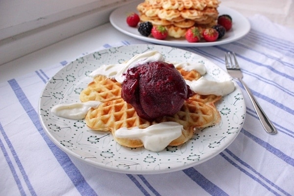 Line-backt_Friesenwaffeln-mit-Rote-Gruetze-Eis-mit-Vanille-Schmand-Sosse - 03