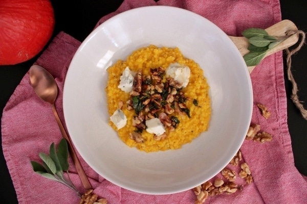 line-kocht_kuerbis-graupotto-mit-salbei-walnuss-butter-und-gorgonzola-01