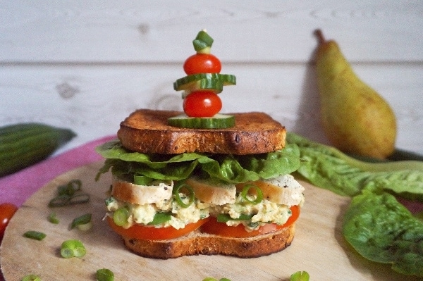 Gesundes Clubsandwich mit Hähnchen, Gurken-Birnen-Salat und Tomate ...