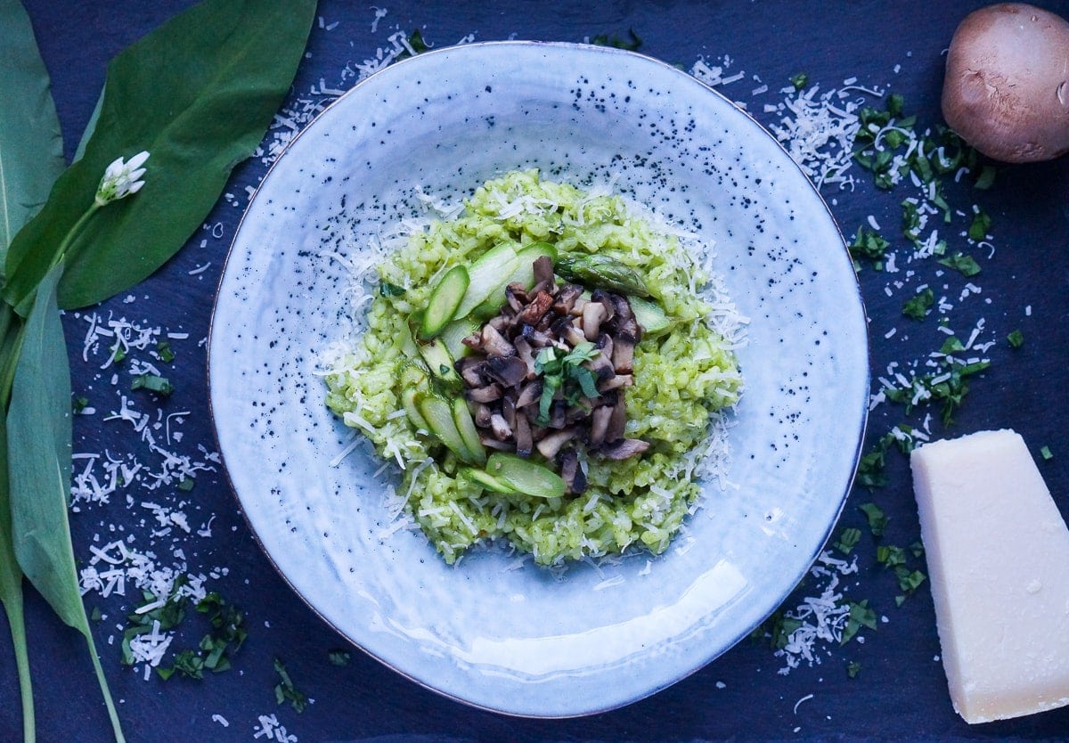 Würziges Bärlauch-Risotto mit Champignons und grünem Spargel | Was is ...