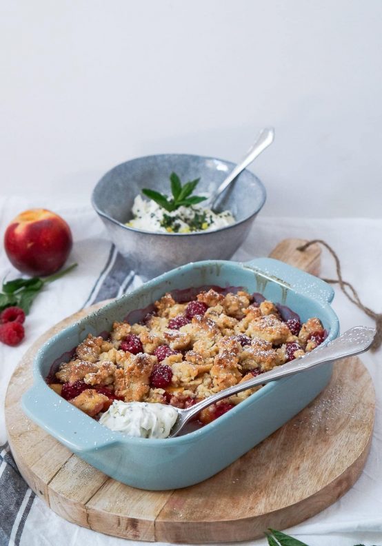Pfirsiche-Himbeer-Crumble mit extra knusprigen Streuseln | Was is hier ...