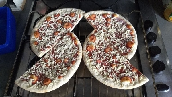 Lifehack: So bekommt man 2 Pizzen auf einmal in den Ofen ...
