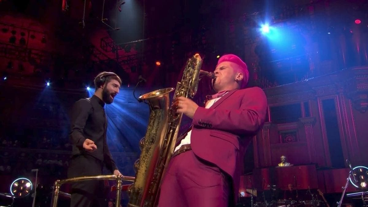 Leo Pellegrino mit dem Baritonsaxophon Was is hier eigentlich los