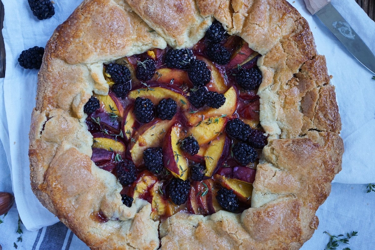 Line backt Brombeer-Nektarinen-Galette mit Thymian und Haselnüssen ... Line backt Brombeer-Nektarinen-Galette mit Thymian und Haselnüssen ...