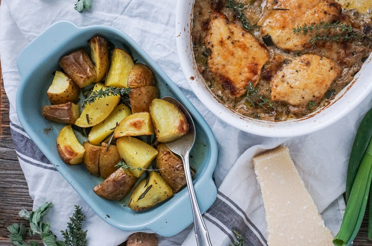 Line kocht Parmesan-Whiskey-Hähnchen mit Röstkartoffeln