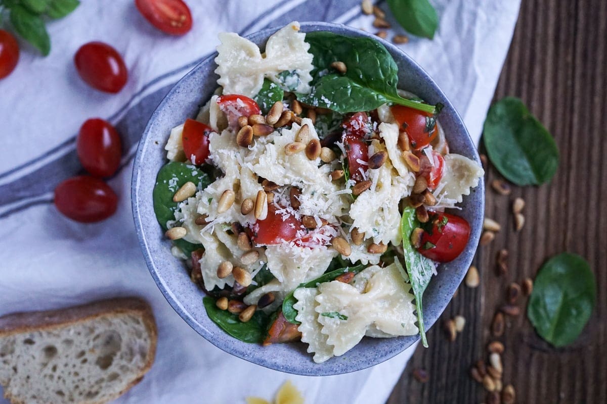 Nudelsalat mit Spinat, Tomaten und Parmesan-Knoblauch-Soße | Was is ...