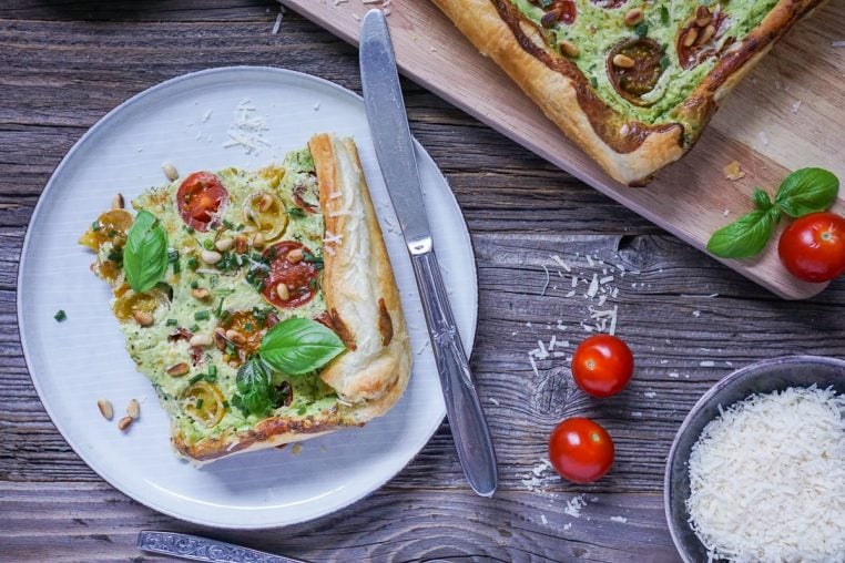 Line macht Tomaten-Blätterteig-Tarte mit Ricotta und Basilikum