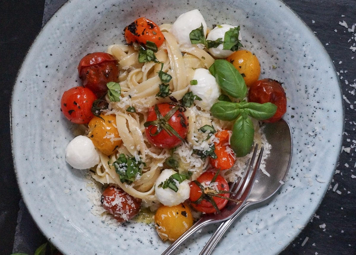Vegetarische Pasta Carbonara mit gerösteten Ofentomaten und Mozzarella ...
