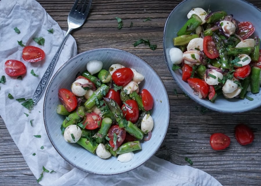 Die Grillsaison startet: Caprese-Salat mit grünem Spargel | Was is hier ...