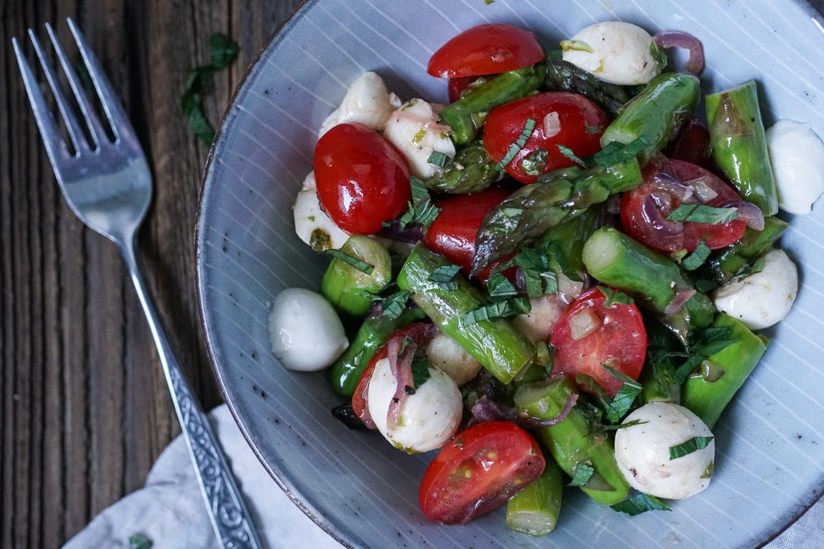 Die Grillsaison startet: Caprese-Salat mit grünem Spargel | Was is hier ...