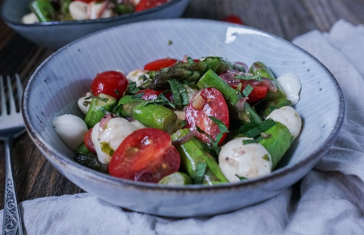 Die Grillsaison startet: Caprese-Salat mit grünem Spargel | Was is hier ...