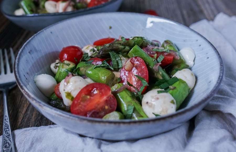 Die Grillsaison startet: Caprese-Salat mit grünem Spargel | Was is hier ...