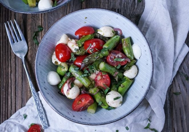 Die Grillsaison startet: Caprese-Salat mit grünem Spargel | Was is hier ...
