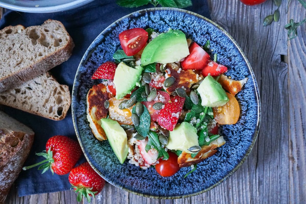 Sommerlicher Erdbeer-Avocado-Salat mit Halloumi und Quinoa | Was is ...
