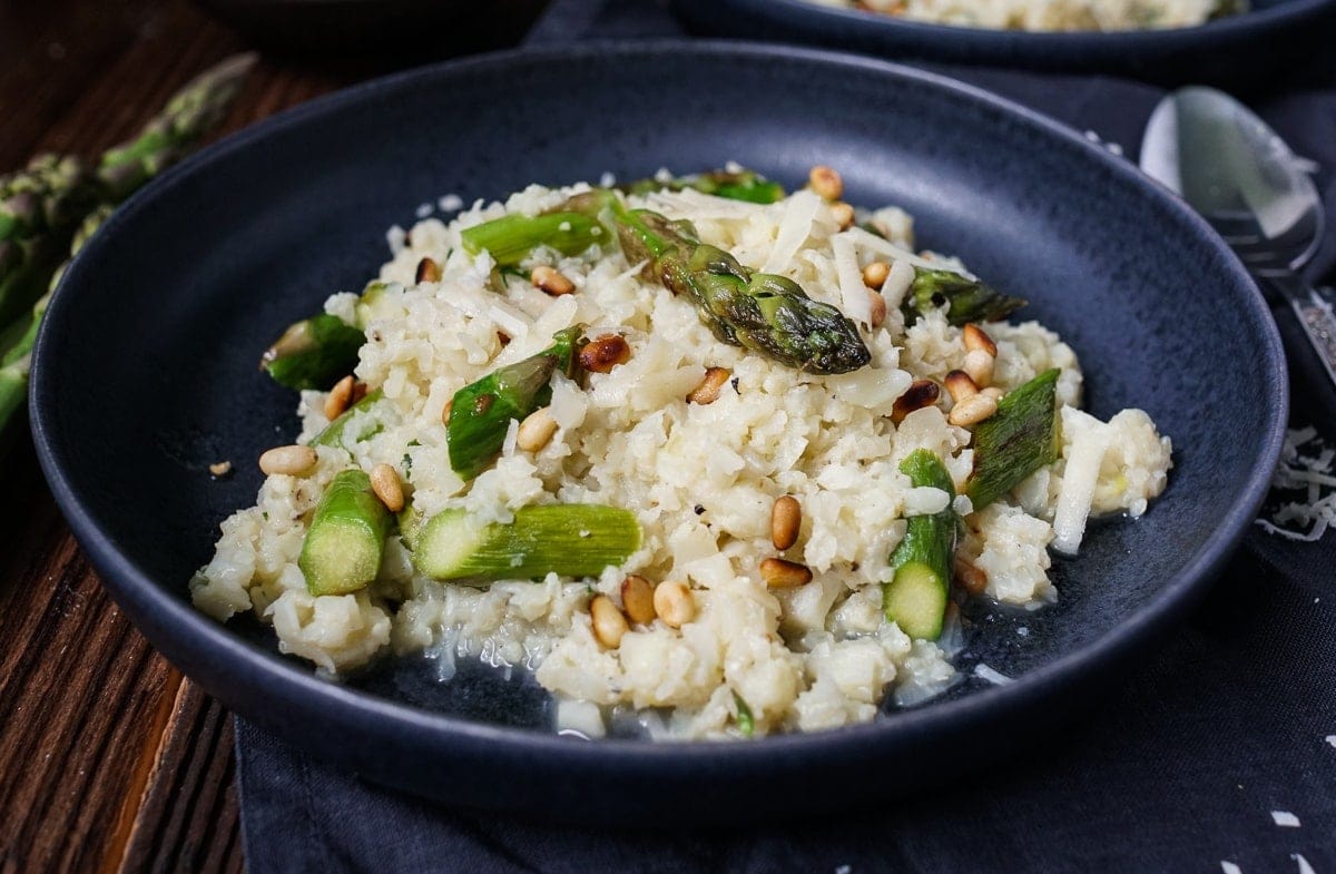 Blumenkohl-Risotto mit grünem Spargel und Pinienkernen | Was is hier ...