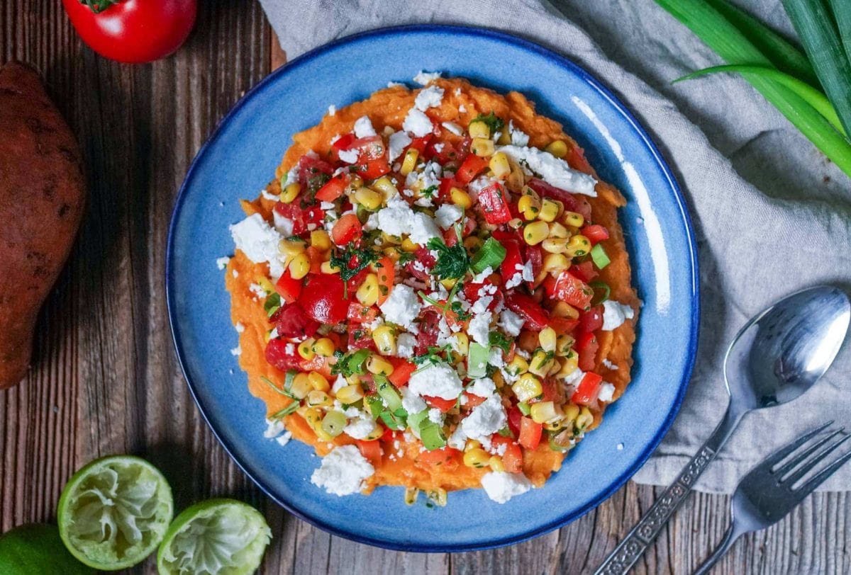 Süßkartoffelpüree mit Tomaten-Mais-Salat und Feta | Was is hier ...