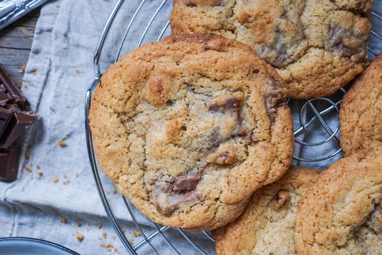 Levain Bakery Cookie Dupe: Chocolate Chip Cookies mit Walnüssen | Was ... Levain Bakery Cookie Dupe: Chocolate Chip Cookies mit Walnüssen | Was ...