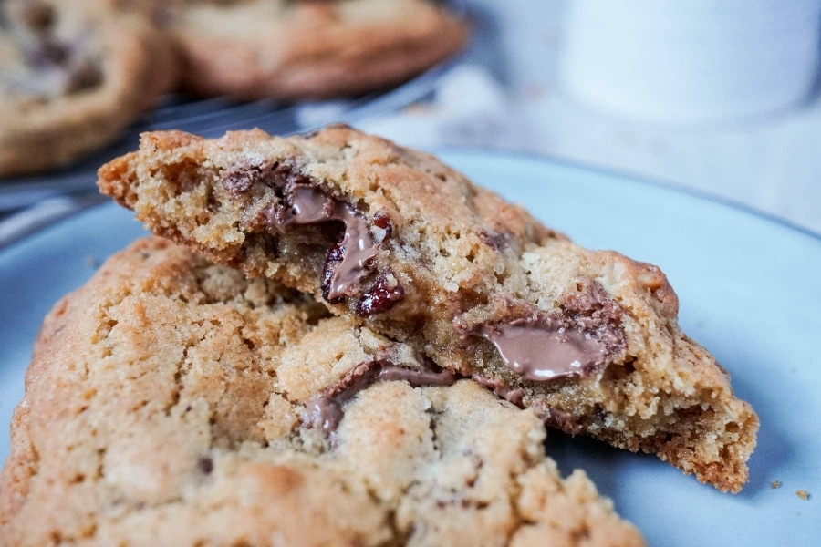 Levain Bakery Cookie Dupe: Chocolate Chip Cookies mit Walnüssen | Was ...