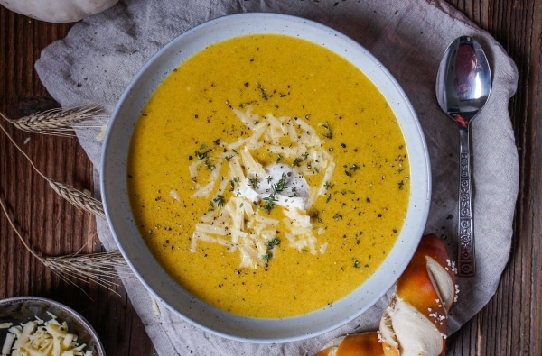 Würzig cremige Kürbissuppe mit ganz viel Cheddar | Was is hier ...
