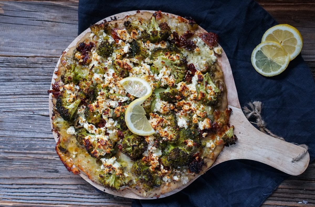 Brokkoli-Pizza mit Pesto und getrockneten Tomaten | Was is hier ...