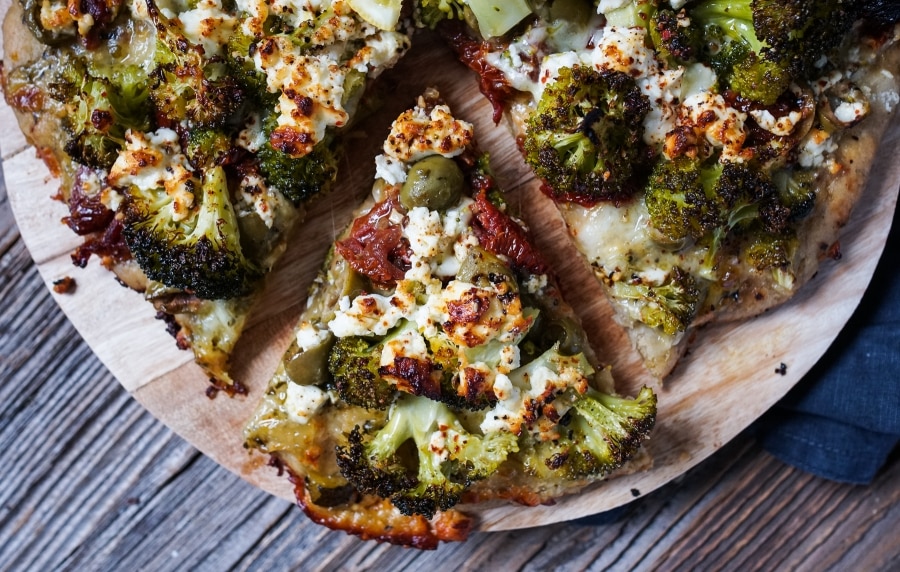 Brokkoli-Pizza mit Pesto und getrockneten Tomaten | Was is hier ...