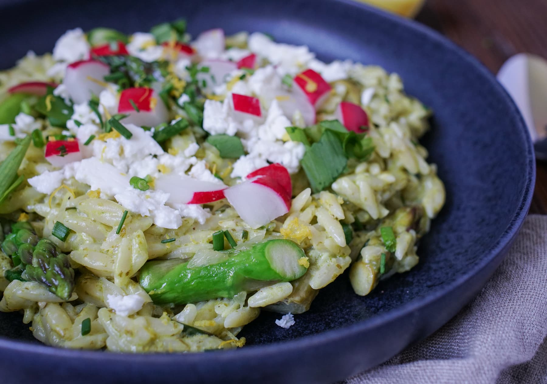 Bärlauch-Ziegenkäse-Risoni mit grünem Spargel - Was is hier eigentlich los