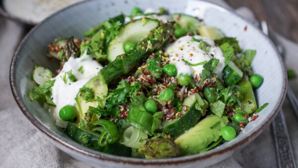 Die Grillsaison startet: Caprese-Salat mit grünem Spargel | Was is hier ...