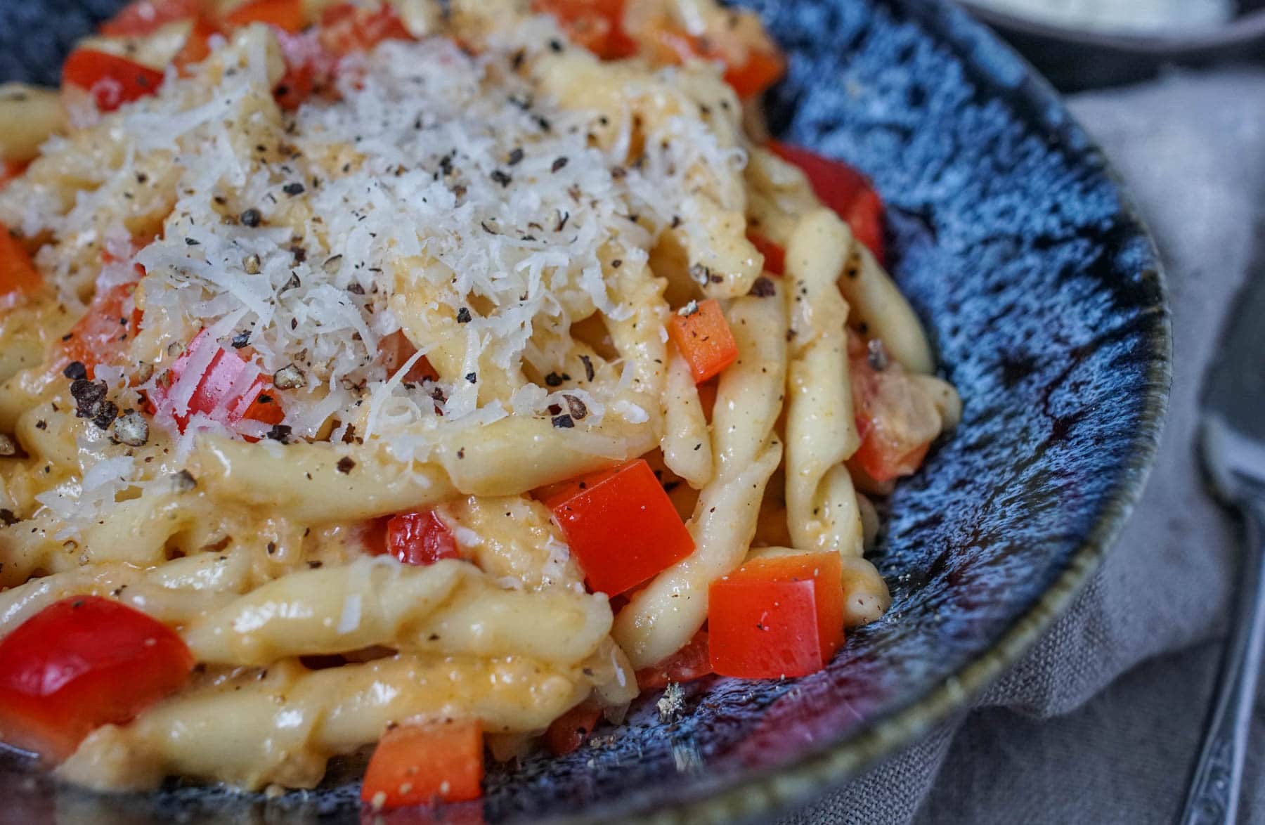 Cremige Pasta in Paprika-Parmesan-Soße- Was is hier eigentlich los