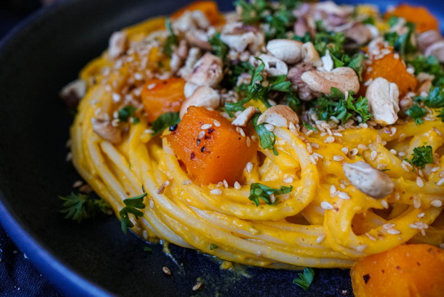 Spaghetti in Kürbissoße mit würzigem Nuss-Topping - Was is hier ...