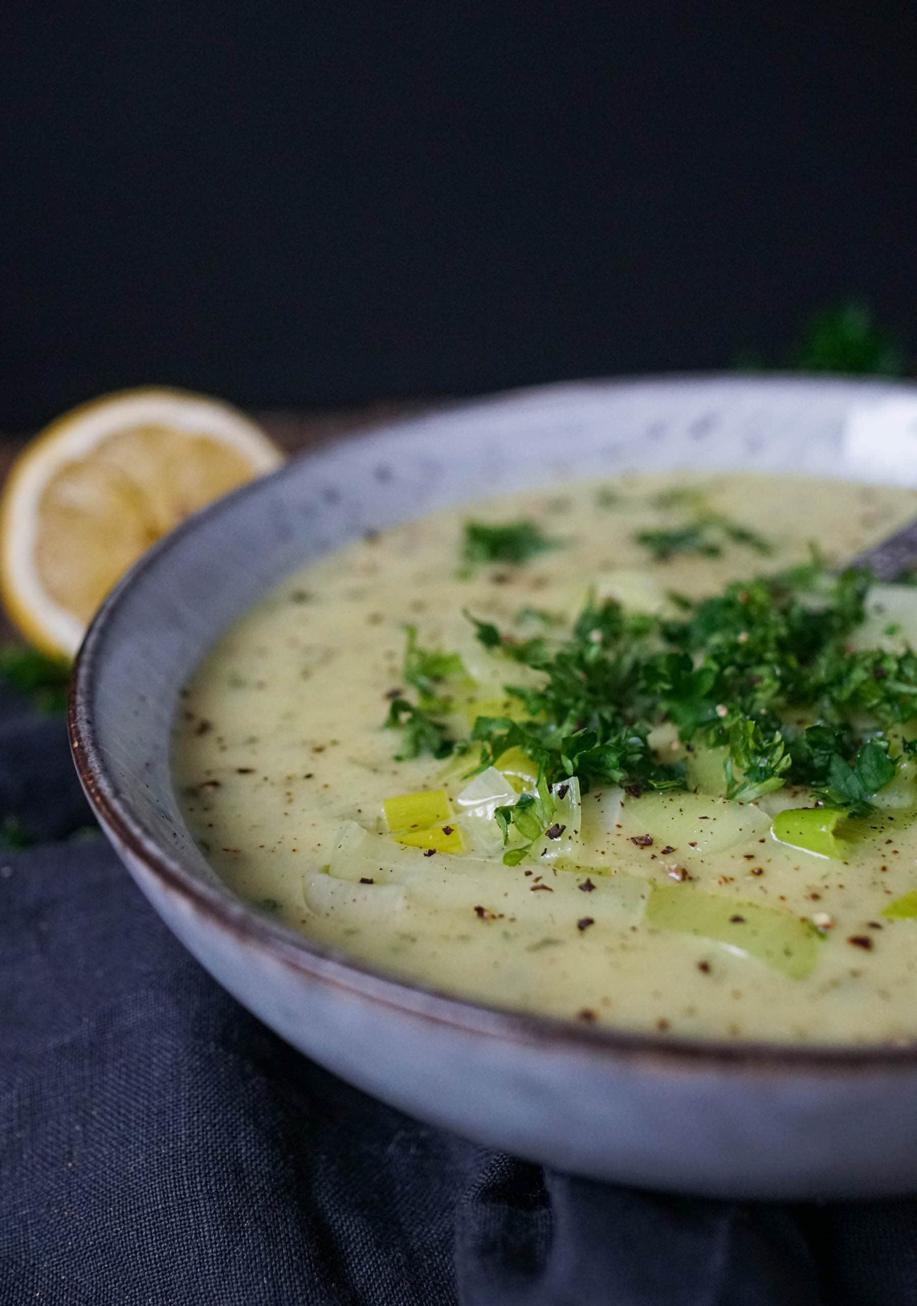 Kartoffel-Lauch-Suppe mit frischen Kräutern- Was is hier eigentlich los