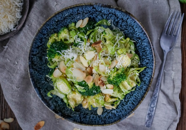 Brokkoli-Rosenkohl-Salat mit Honig-Senf-Dressing - Was is hier ... Brokkoli-Rosenkohl-Salat mit Honig-Senf-Dressing - Was is hier ...