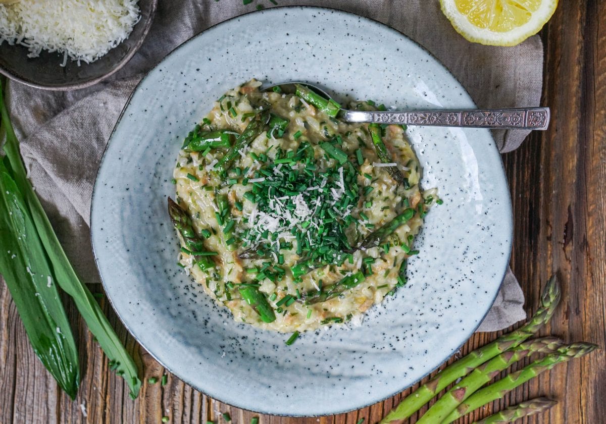 Bärlauch-Risotto mit grünem Spargel und Schnittlauch - Was is hier ...