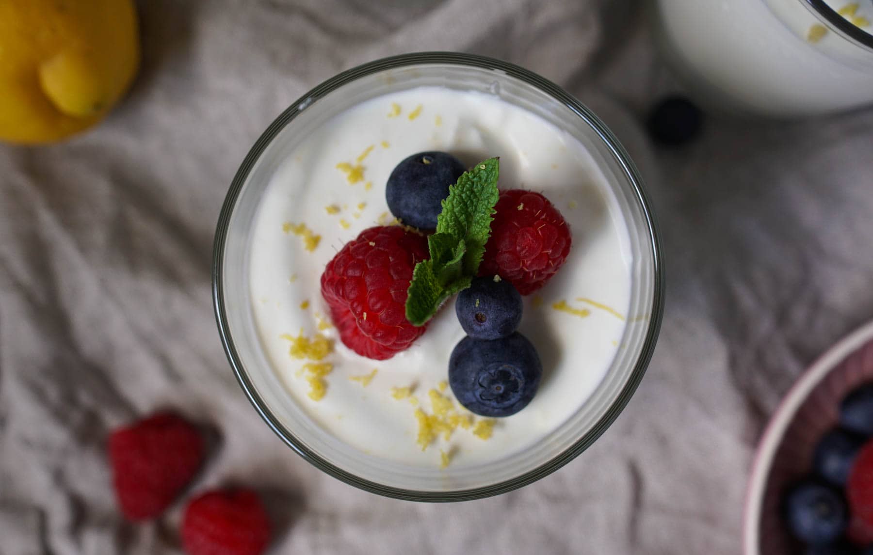 Leichte Zitronen-Quark-Creme mit Beeren - Was is hier eigentlich los