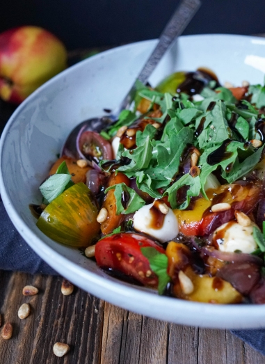 Nektarinen-Tomaten-Salat mit Mozzarella - Was is hier eigentlich los Nektarinen-Tomaten-Salat mit Mozzarella - Was is hier eigentlich los