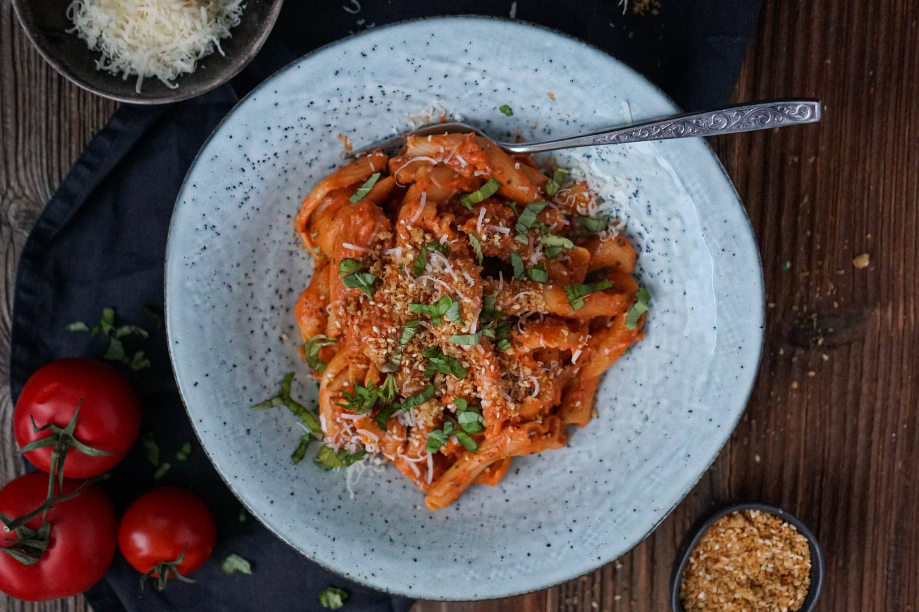 Line kocht schnelle Pasta mit Tomatensoße und Knoblauchcrunch