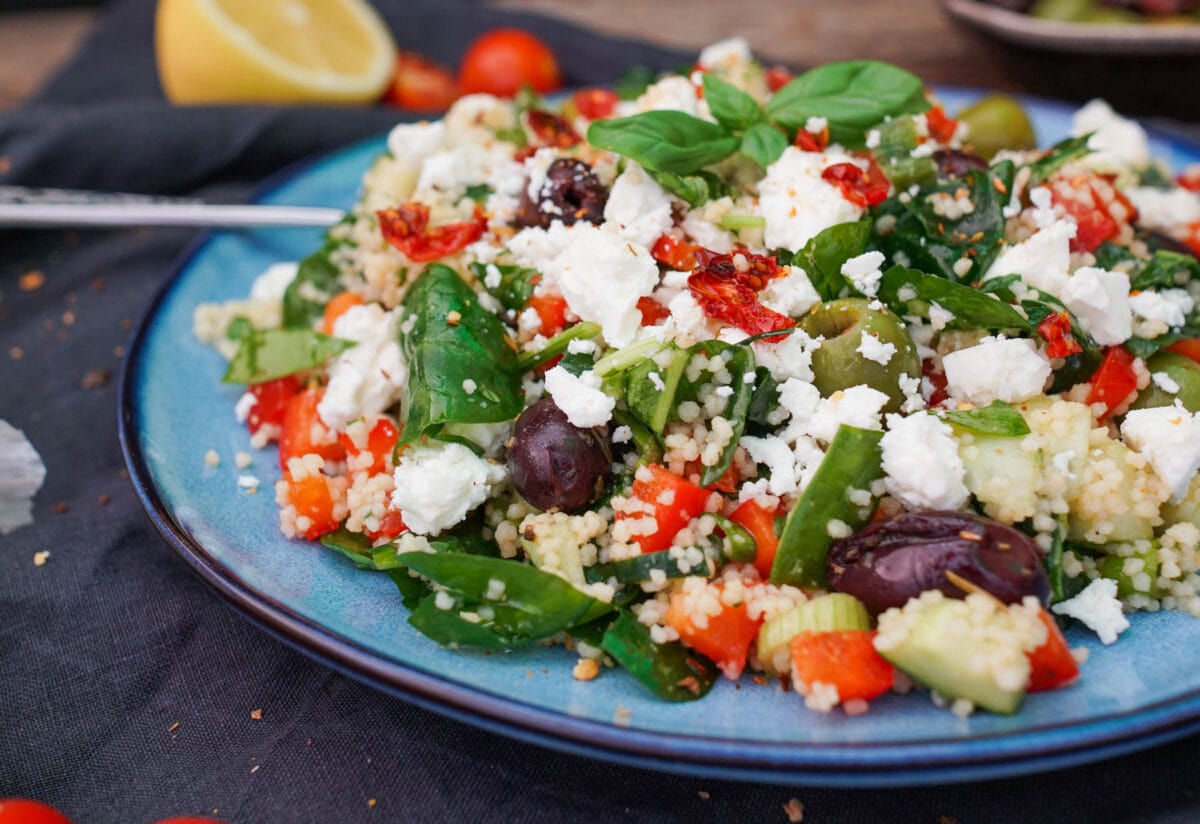 Couscous-Salat mit Babyspinat, Oliven und Feta - Was is hier eigentlich los